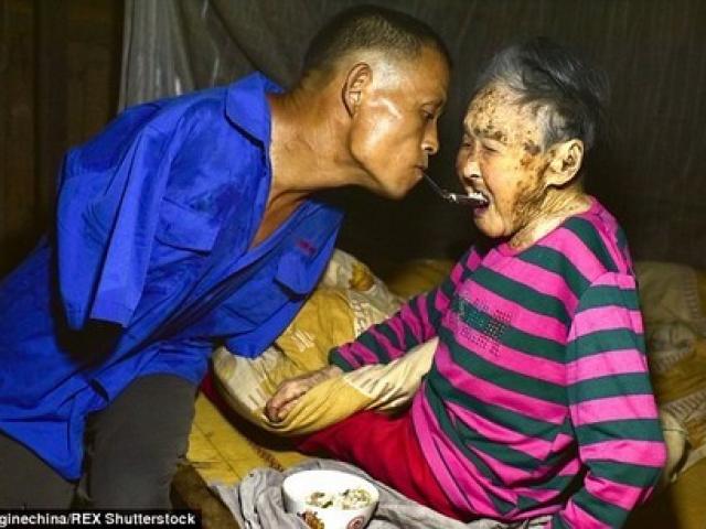 Bạn trẻ - Cuộc sống - Con không tay dùng miệng bón thức ăn cho mẹ 91 tuổi gây xúc động