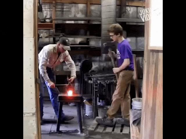 Video Clip Cười - Làm việc hăng say nhưng cái kết thì lại "không may"