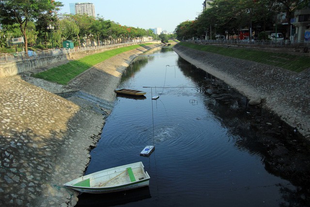 Nóng 24h qua: Nước sông Tô Lịch đã bớt sánh đặc, giảm mùi hôi thối - 1