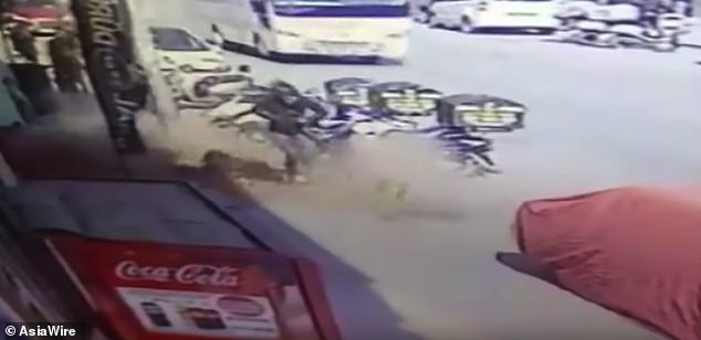 Video: Đang đi bộ, thiếu nữ bị đống gạch từ đâu rơi xuống trúng đầu - 1