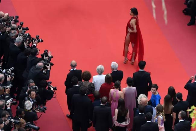 Màn khoe thân hình của cô trên thảm đỏ gây được sự chú ý lớn với truyền thông.