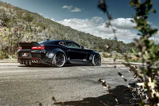 Ngắm nhìn Chevrolet Camaro SS với diện mạo hầm hố cùng sắc đen đầy cá tính - 1