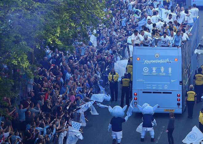 Tưng bừng Man City diễu hành mừng “ăn 3”: Manchester giờ là màu xanh - 11