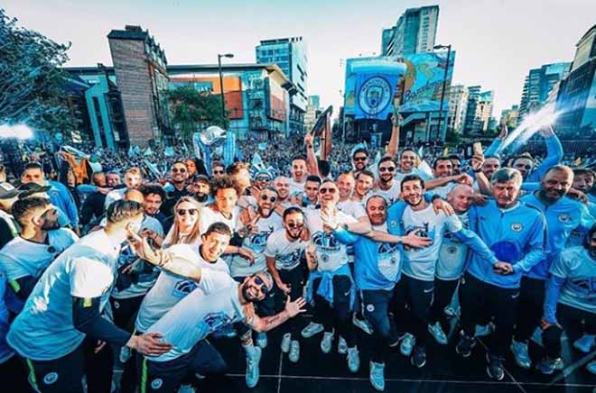 Tưng bừng Man City diễu hành mừng “ăn 3”: Manchester giờ là màu xanh - 12