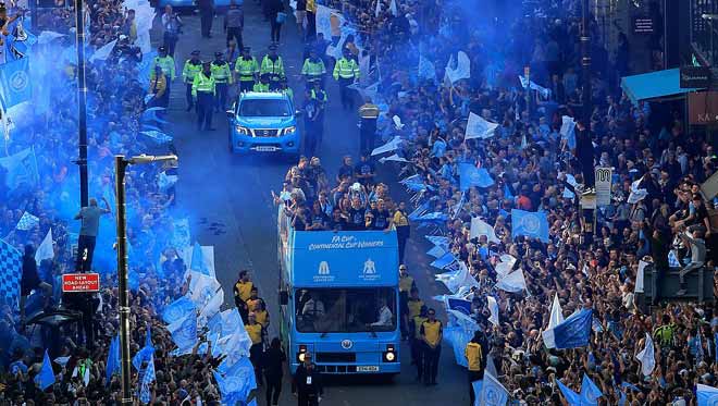 Tưng bừng Man City diễu hành mừng “ăn 3”: Manchester giờ là màu xanh - 9