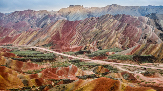 7. Công viên địa chất Trương Dịch Đan Hà: Nằm ở phía tây bắc tỉnh Cam Túc, khu vực này nổi tiếng với cấu trúc địa chất nhiều màu sắc và những dãy núi hùng vĩ.
