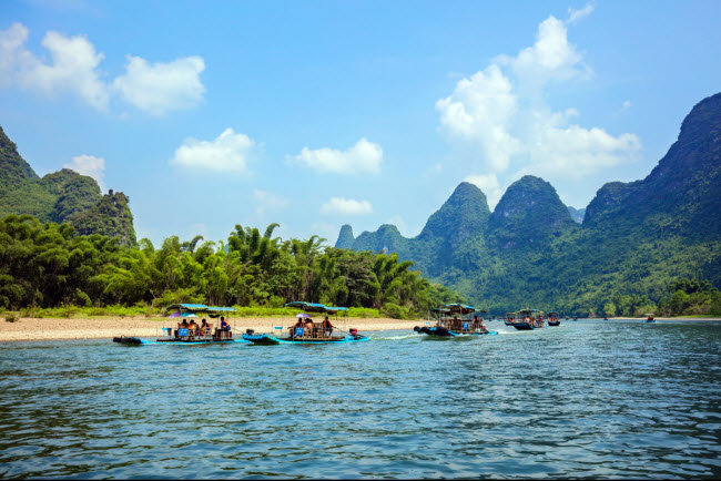 Du khách cũng có thể tìm thấy hồ tuyệt đẹp để chèo thuyền và những phong cảnh hùng vĩ dọc dãy núi Dương Sóc.