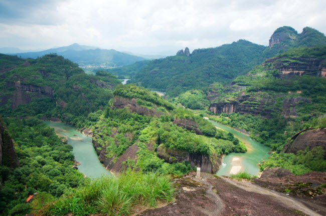 Các hoạt động núi lửa cách đây hàng triệu năm đã tạo ra phong cảnh đẹp như tranh vẽ ở Vũ Di Sơn.