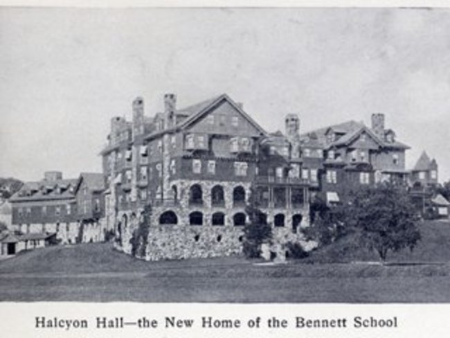 Halcyon Hall ở Millbrook, New York (Mỹ) là một khách sạn sang trọng vào năm 1893 được xây dựng với tổng chi phí là 9 triệu USD (209 tỷ VND).