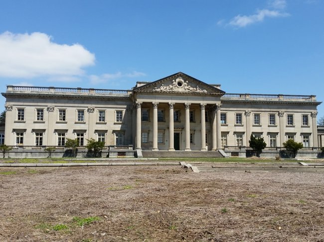 Lynnewood Hall, một cung điện Gilded Age với 110 phòng tại Philadelphia (Mỹ), được thiết kế bởi Horace Trumbauer vào cuối những năm 1890.