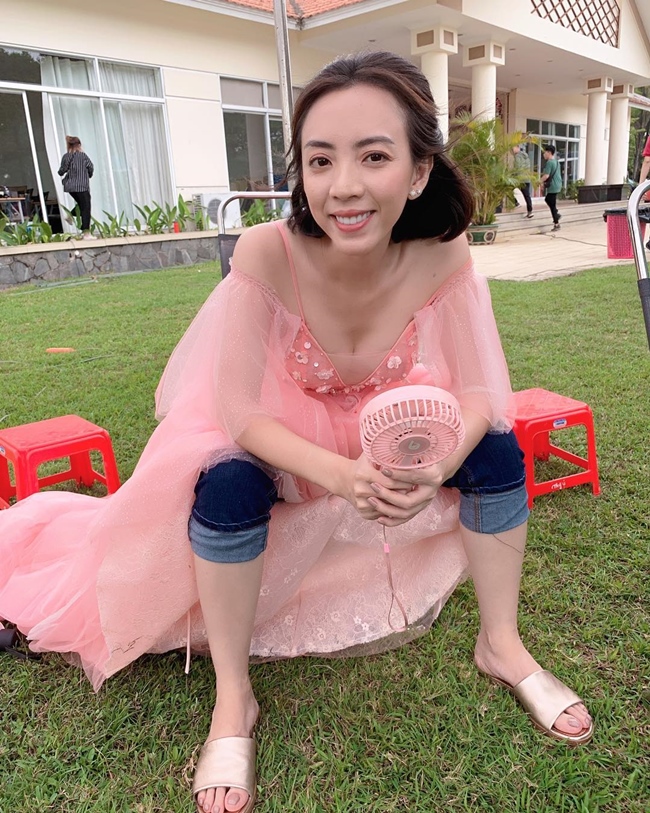 Thu Trang thích thú đăng tải bức ảnh mặc quần jeans bên trong chiếc váy hồng duyên dáng vì khi thực hiện một cảnh quay giữa ngày hè nóng bức.