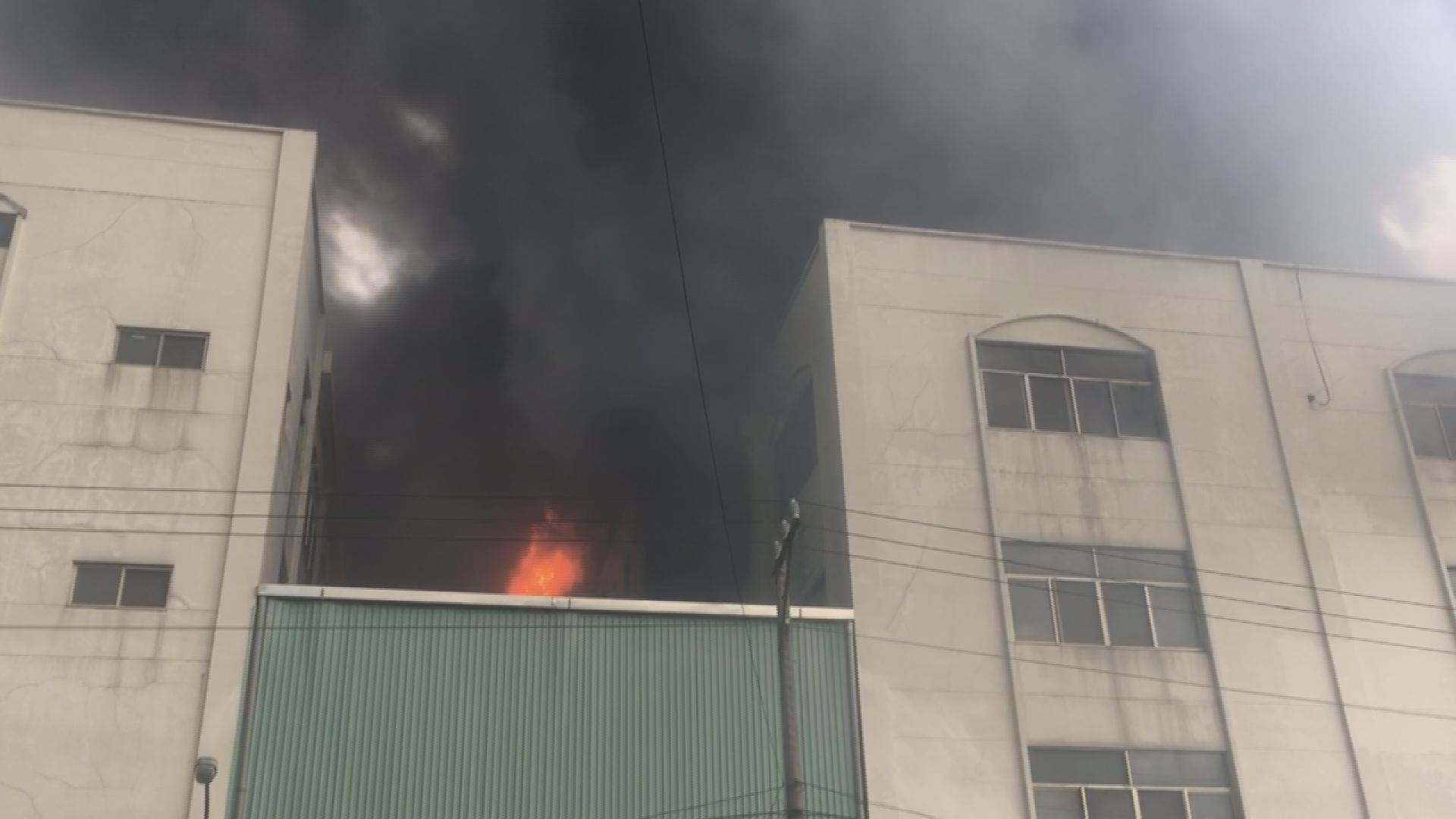 Cháy khủng khiếp ở Bình Dương, nhiều "quả cầu lửa" bốc lên cuồn cuộn - 4