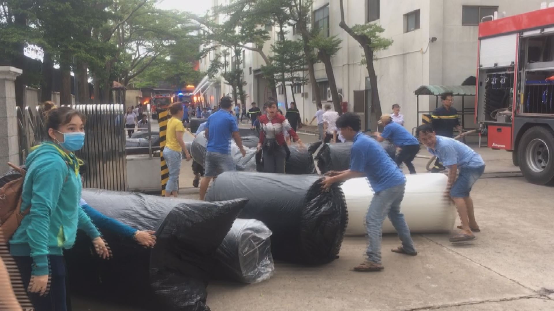 Cháy khủng khiếp ở Bình Dương, nhiều "quả cầu lửa" bốc lên cuồn cuộn - 7