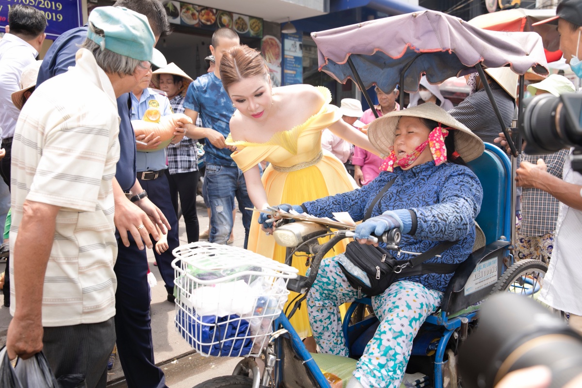 Hoa hậu Bùi Hà nói gì về việc đeo nhẫn kim cương, mặc đồ trăm triệu đi từ thiện? - 2