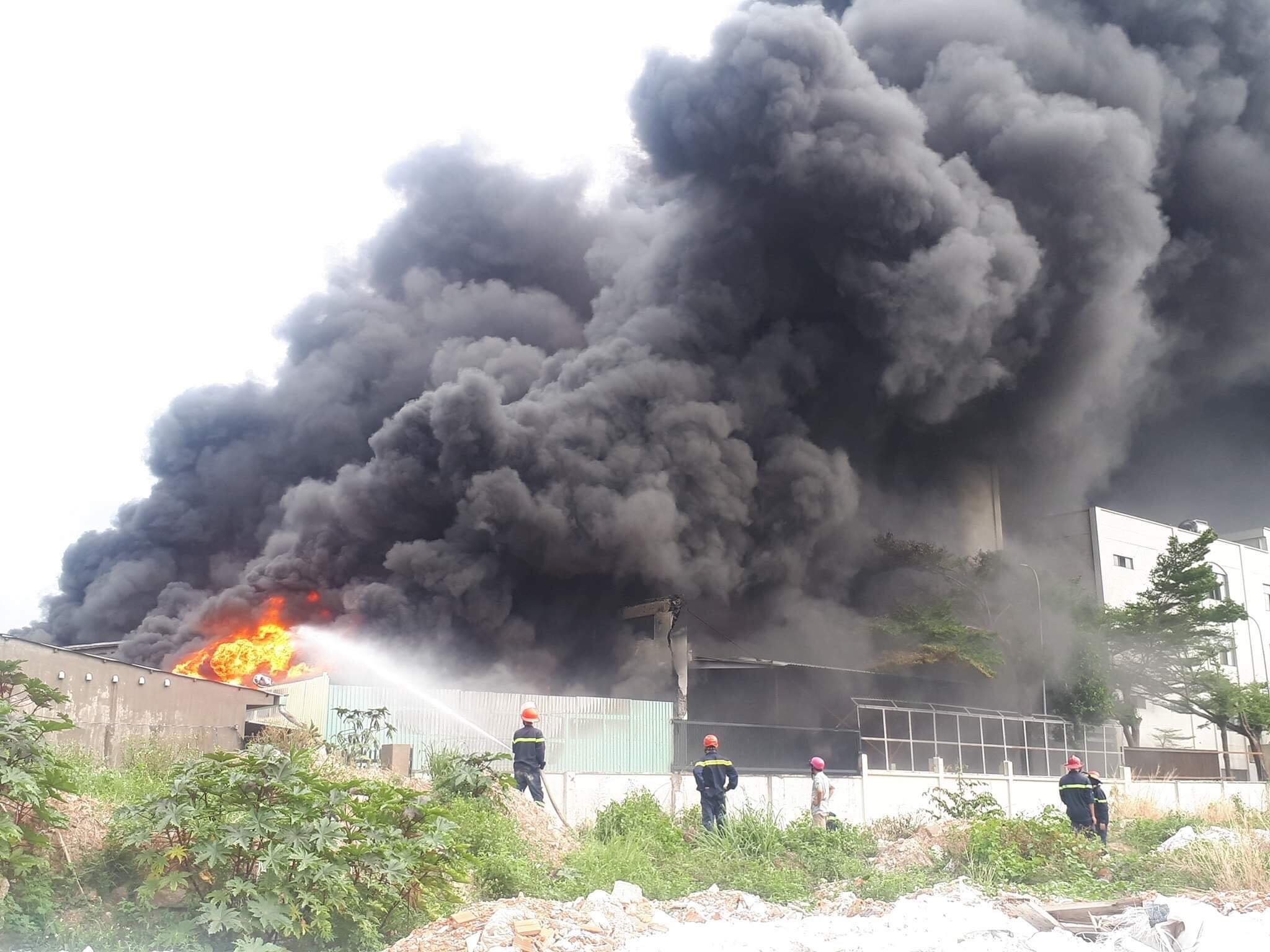 Cháy khủng khiếp ở Bình Dương, nhiều "quả cầu lửa" bốc lên cuồn cuộn - 2