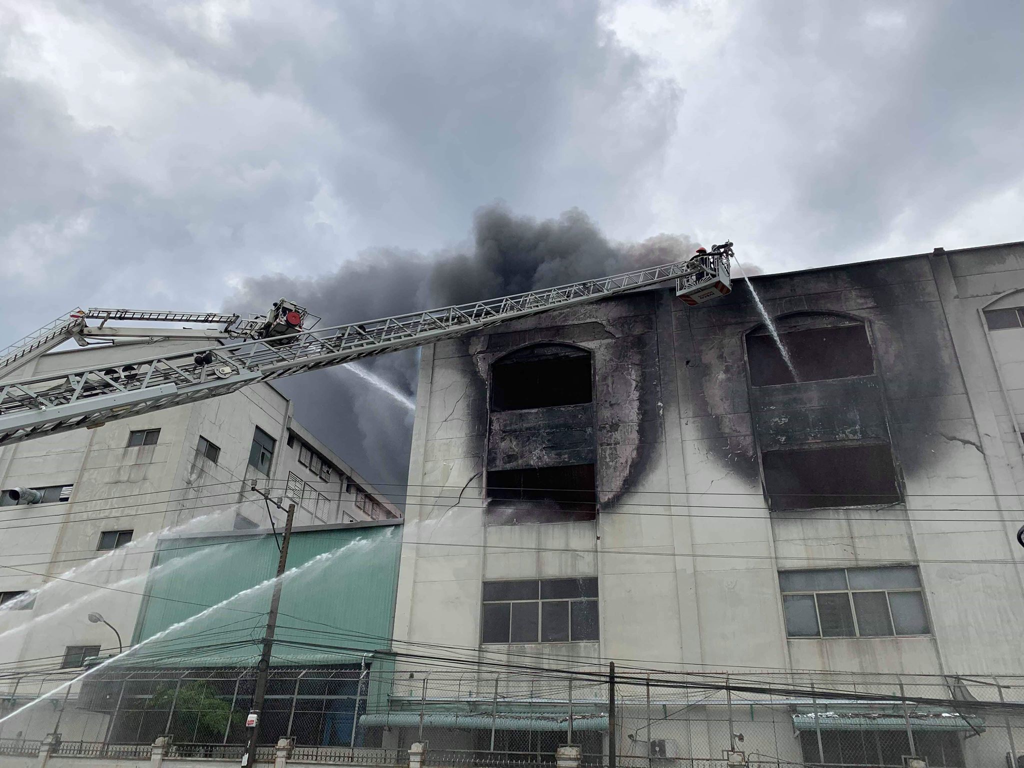 Cháy khủng khiếp ở Bình Dương, nhiều "quả cầu lửa" bốc lên cuồn cuộn - 6