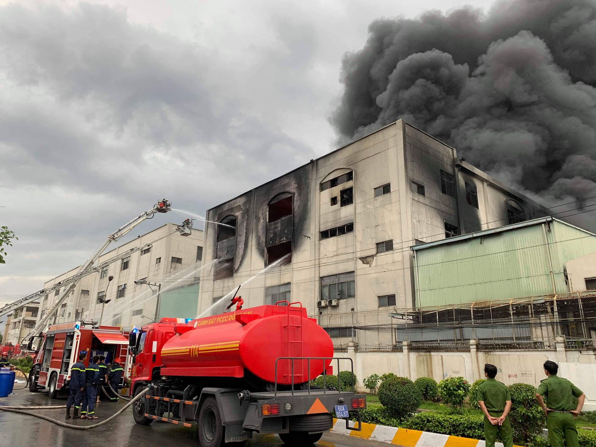 Cháy khủng khiếp ở Bình Dương, nhiều "quả cầu lửa" bốc lên cuồn cuộn - 3