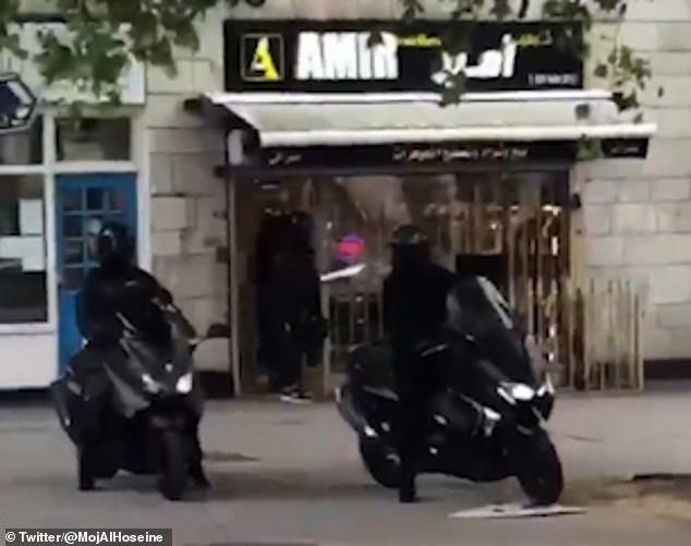 Anh: Video nhóm cướp đi mô tô, cầm dao búa cướp cửa hàng giữa ban ngày - 1