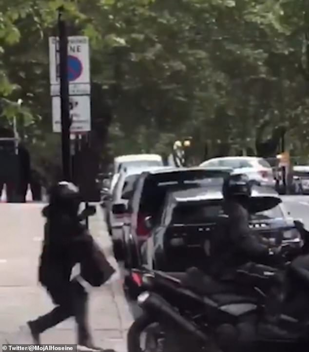 Anh: Video nhóm cướp đi mô tô, cầm dao búa cướp cửa hàng giữa ban ngày - 3