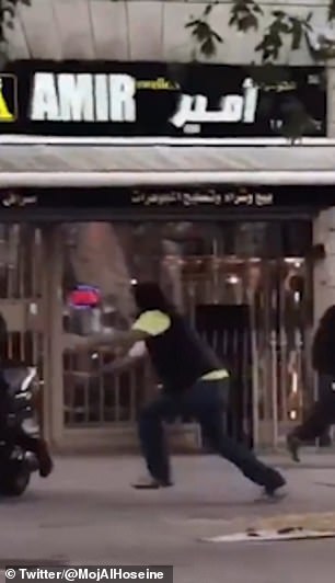 Anh: Video nhóm cướp đi mô tô, cầm dao búa cướp cửa hàng giữa ban ngày - 2