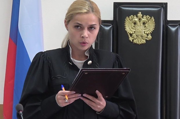 Nga: Lộ ảnh ngực trần, nữ thẩm phán xinh đẹp bị buộc thôi việc - 1