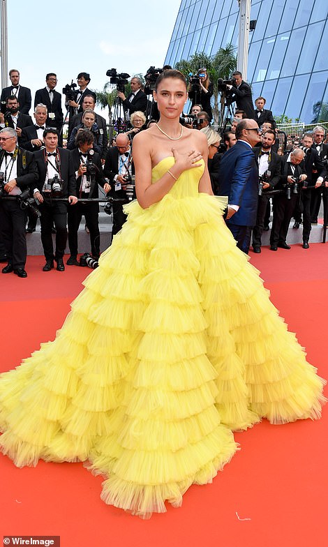 Người mẫu xinh đẹp Brazil &#34;hết hồn&#34; vì tụt váy bất ngờ ngay trên thảm đỏ Cannes - 4