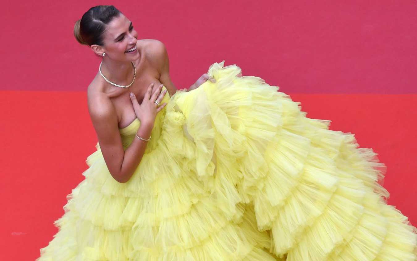 Người mẫu xinh đẹp Brazil &#34;hết hồn&#34; vì tụt váy bất ngờ ngay trên thảm đỏ Cannes - 2