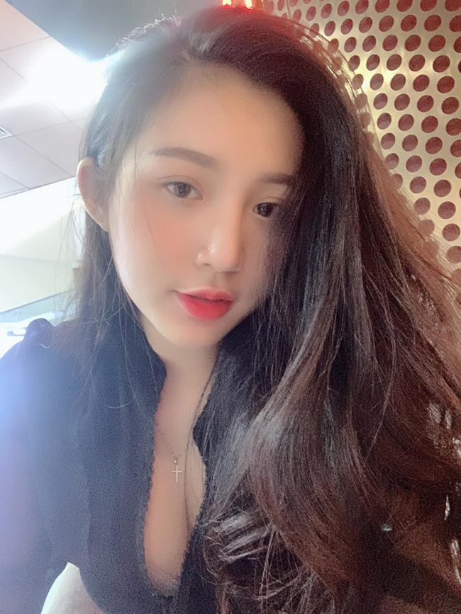 Không chỉ có vóc dáng chuẩn, Huyền Trân còn có làn da đẹp mịn màng, tràn đầy sức sống.&nbsp;