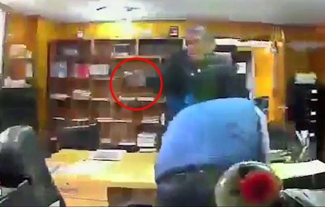 Mexico: Kẻ cướp xông vào văn phòng, rút súng bắn chết luật sư ngay trước mắt con trai - 2