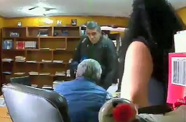 Mexico: Kẻ cướp xông vào văn phòng, rút súng bắn chết luật sư ngay trước mắt con trai - 1