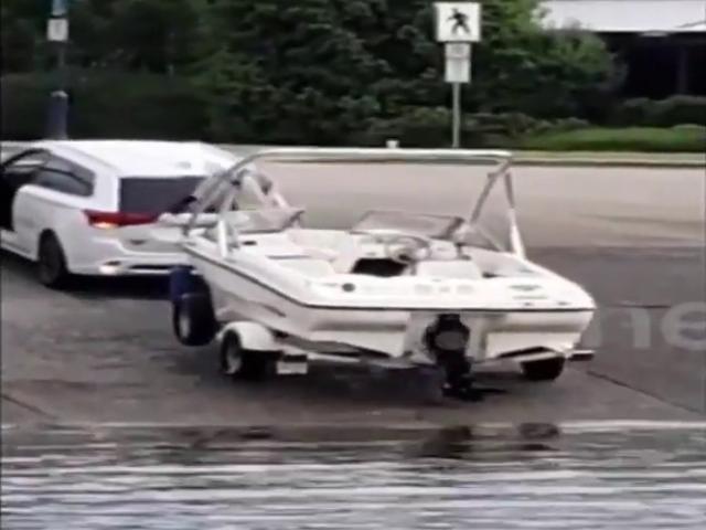 Media - Xe và ca nô bất ngờ trôi xuống hồ, tài xế suýt bị cán qua người