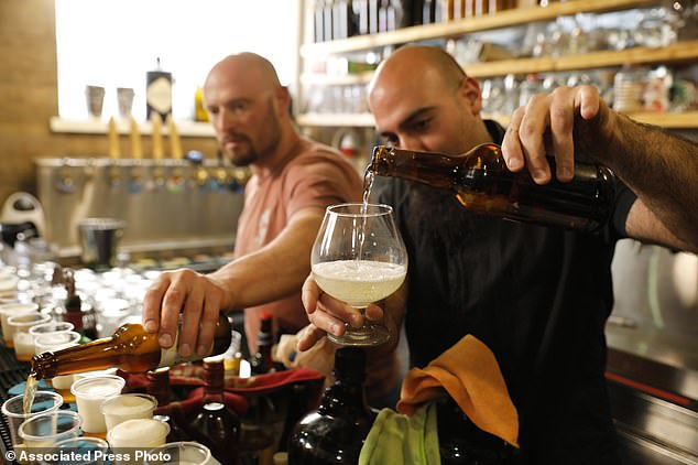 Phát hiện vi sinh vật sống suốt 5.000 năm, mang về làm ra bia - 1