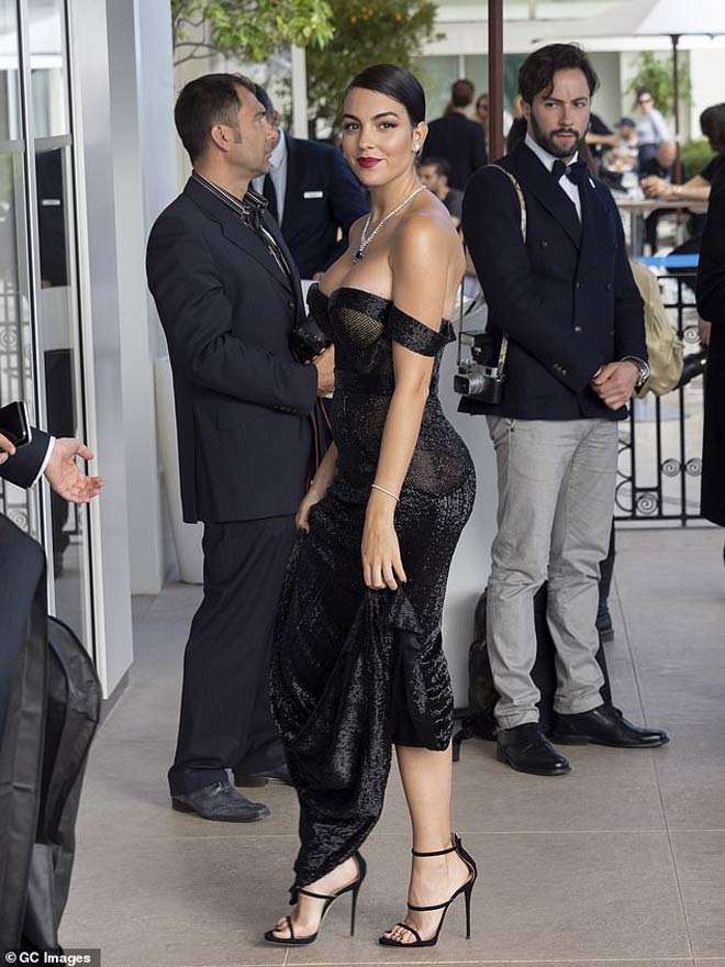 Ronaldo bị "ra rìa", bạn gái đẹp mê hồn dự Liên hoan phim Cannes với ai? - 6