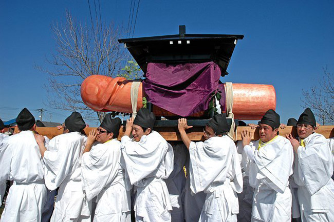 Lễ hội Hōnen — Komaki, Nhật Bản: Lễ hội này được tổ chức vào ngày 15/3 hằng năm với hy vọng một vụ mùa bội thu và tăng khả năng sinh sản.