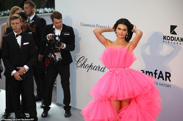 Dàn siêu mẫu khoe dáng trong tiệc thời trang hậu Cannes - 1