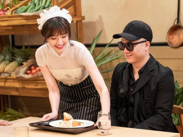 Giải trí - Kiếm nhiều tiền nhưng Hari Won bất ngờ đi làm 'phục vụ nhà hàng'