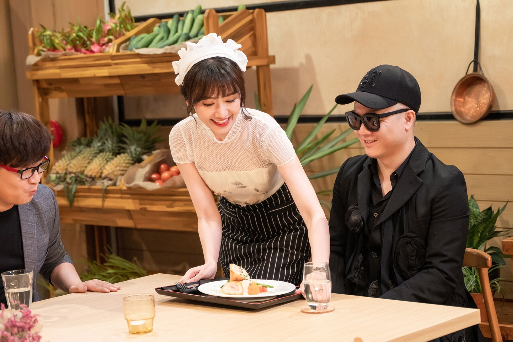 Kiếm nhiều tiền nhưng Hari Won bất ngờ đi làm 'phục vụ nhà hàng' - 2