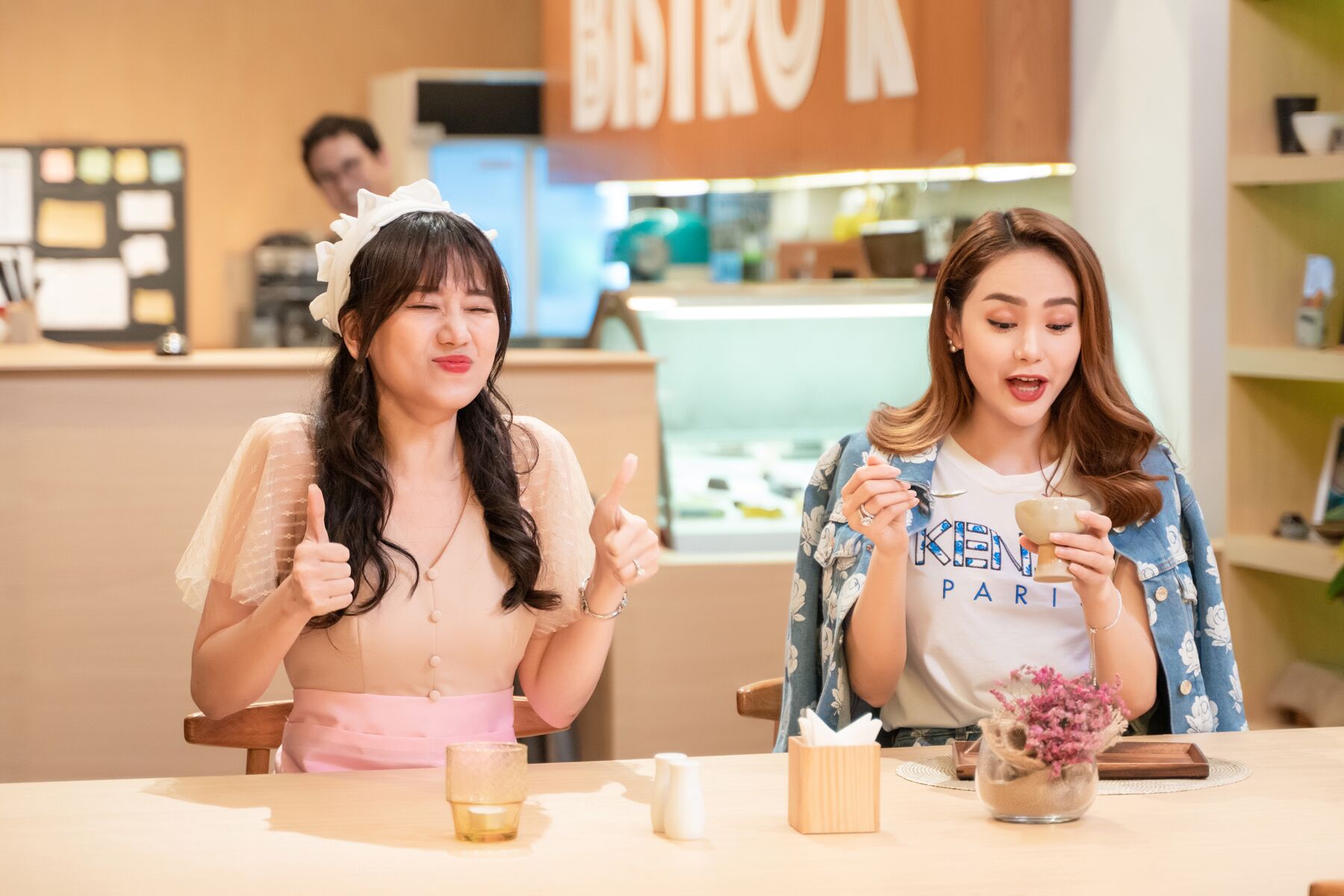 Kiếm nhiều tiền nhưng Hari Won bất ngờ đi làm 'phục vụ nhà hàng' - 5