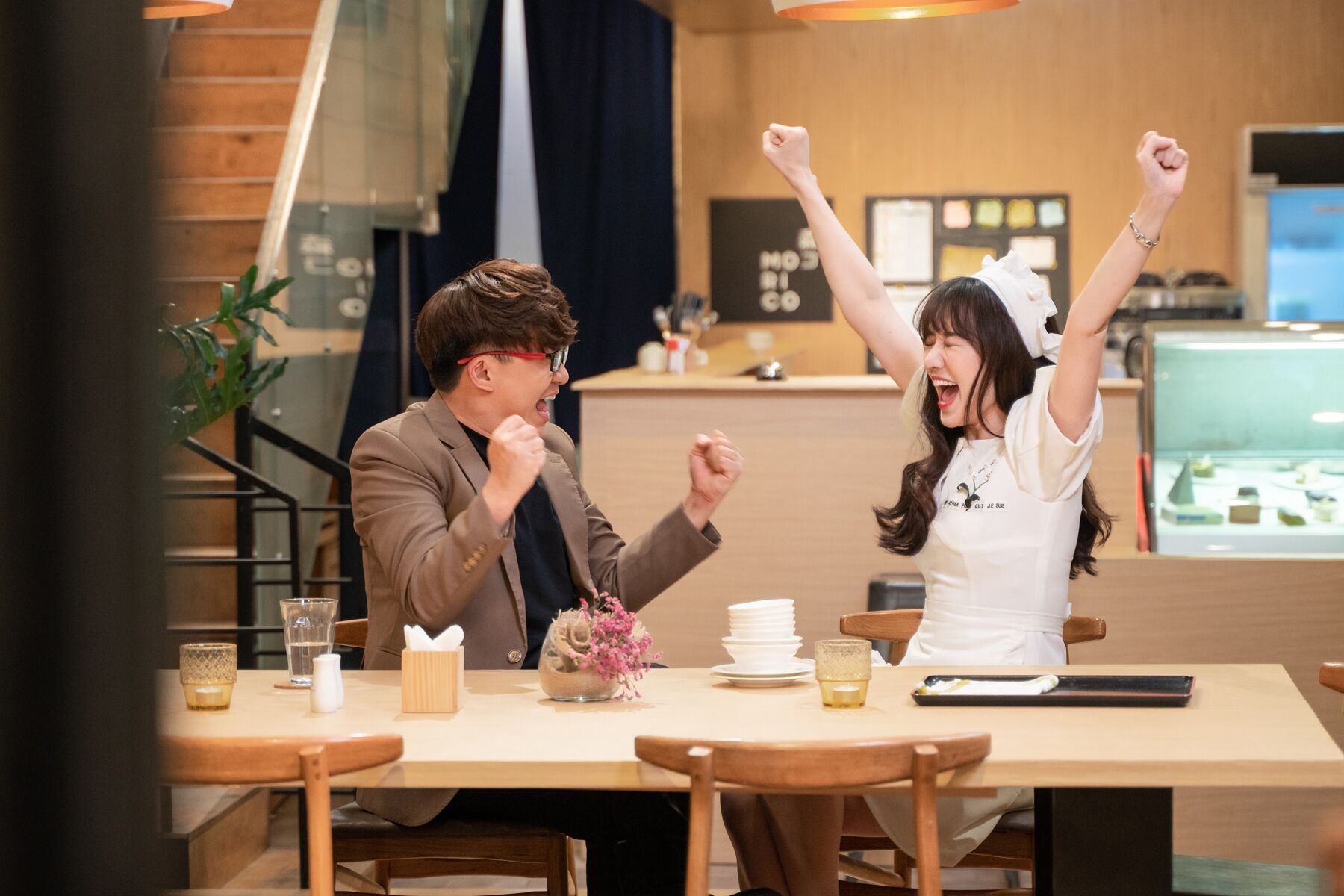 Kiếm nhiều tiền nhưng Hari Won bất ngờ đi làm 'phục vụ nhà hàng' - 3