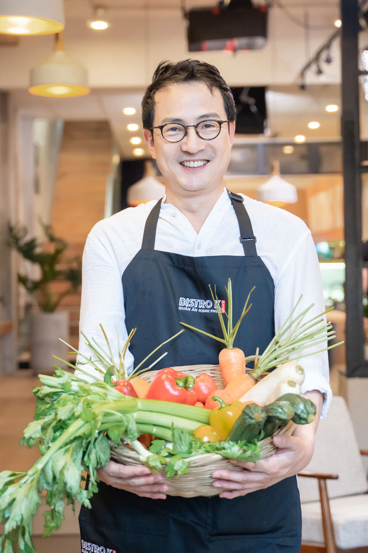 Kiếm nhiều tiền nhưng Hari Won bất ngờ đi làm 'phục vụ nhà hàng' - 7