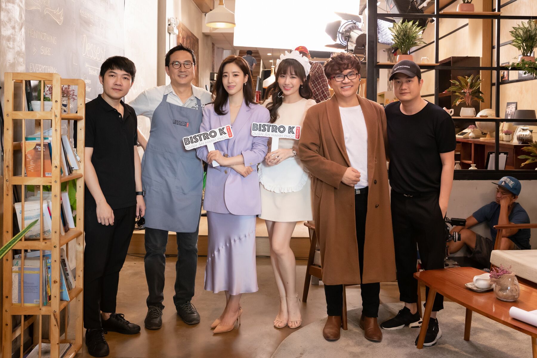 Kiếm nhiều tiền nhưng Hari Won bất ngờ đi làm 'phục vụ nhà hàng' - 12