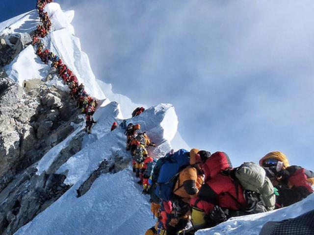 Thế giới - Hãi hùng cảnh trăm người gây ùn tắc, mệt đến mất mạng ở "nóc nhà" thế giới