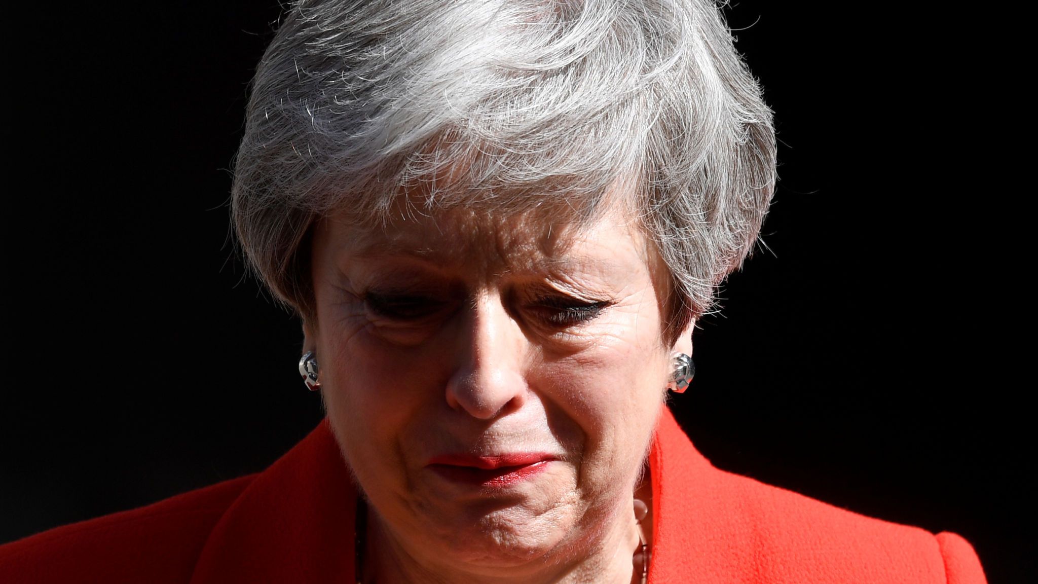 Thủ tướng Anh Theresa May nghẹn ngào khóc tuyên bố từ chức - 1