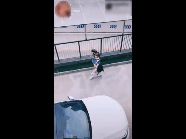 Video Clip Cười - Đôi lúc chị em lại "mất kiểm soát" như thế này đây