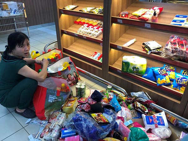 Siêu thị Auchan &#34;tan hoang&#34; sau thông tin xả hàng rút khỏi Việt Nam - 10