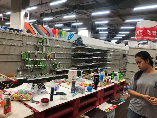 Siêu thị Auchan &#34;tan hoang&#34; sau thông tin xả hàng rút khỏi Việt Nam - 12