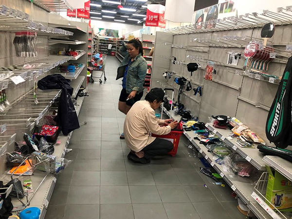 Siêu thị Auchan &#34;tan hoang&#34; sau thông tin xả hàng rút khỏi Việt Nam - 14