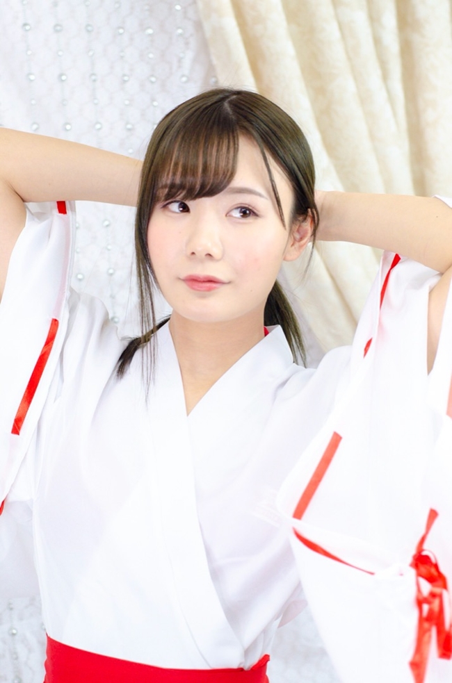 Sakamichi đóng phim 18+ từ tháng 8.2018. Cô đào sinh năm 1999 sở hữu số đo 3 vòng nóng bỏng 82-54-84cm, cô cao 1m57.