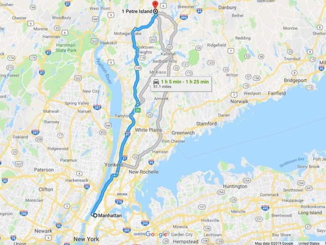 Hòn đảo có tên Petre Island nằm ở Carmel, New York, cách trung tâm thành phố New York hơn một giờ lái xe.