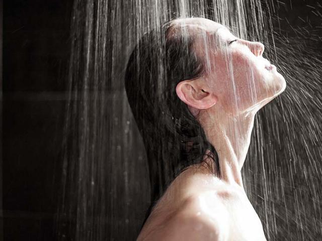 Thế giới - Anh: Thấy vật khả nghi trong phòng tắm, phát hiện bị quay lén khỏa thân suốt 3 năm